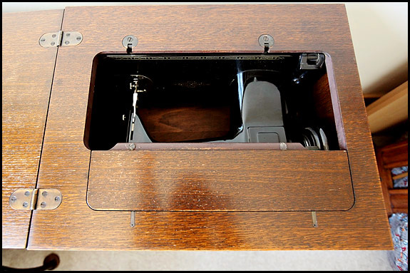 Picture of top of Singer Cabinet #46 with machine down
