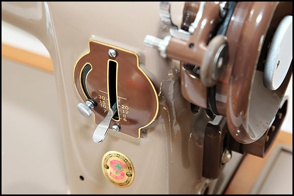 Detail of Singer 201K23 stitch length regulator